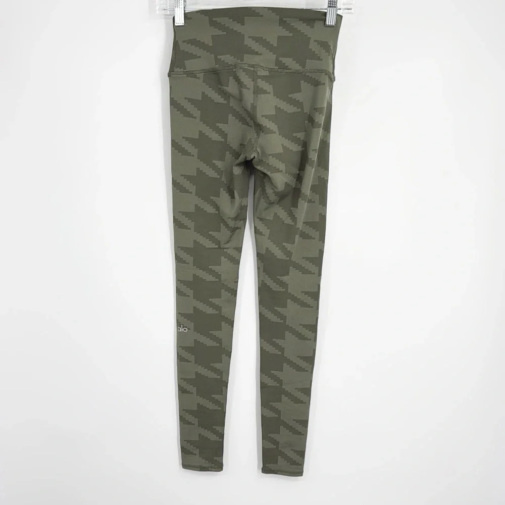 Alo Airbrush Leggings in Jungle Green Houndstooth size XS